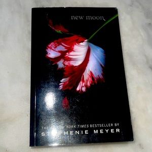 Twilight book serial ( NEW MOON )